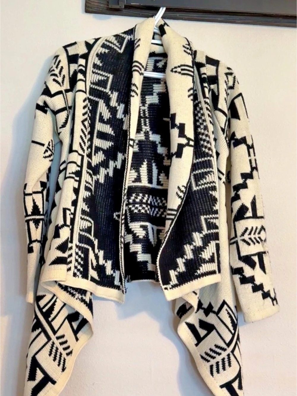 Black & Cream Geometric Knit Shrug